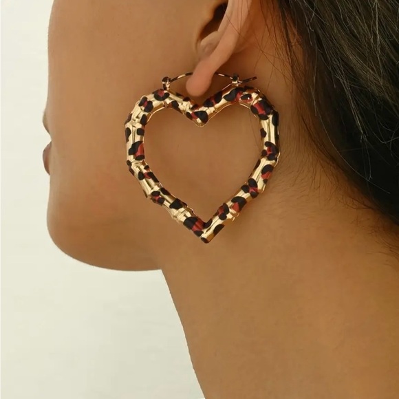 Heart-Shaped Gold and Black Earrings - Picture 2 of 4